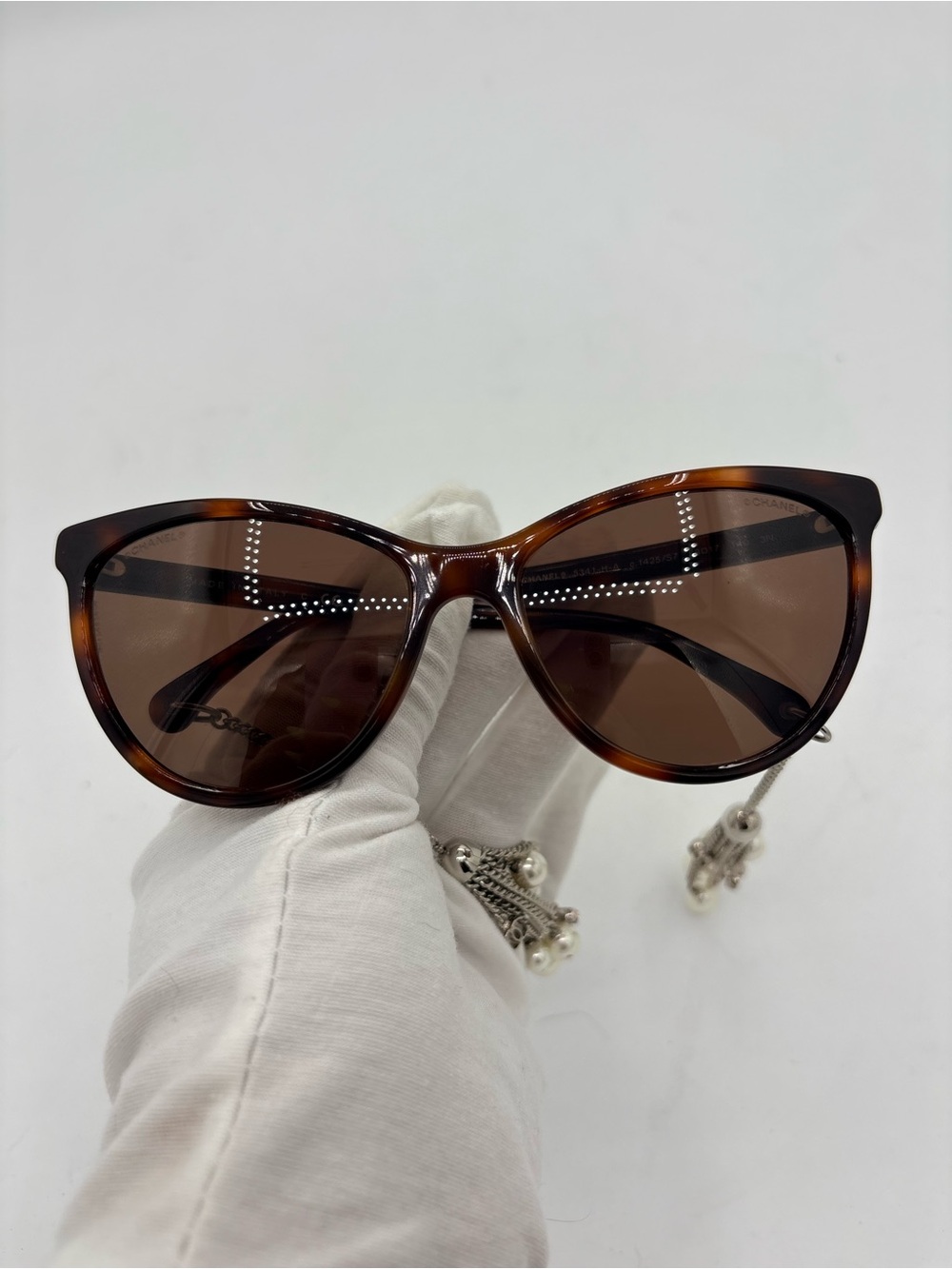 CHANEL Limited Edition Tortoiseshell Cat-Eye Sunglasses with Pearl Tassel Chain - Picture 5 of 11